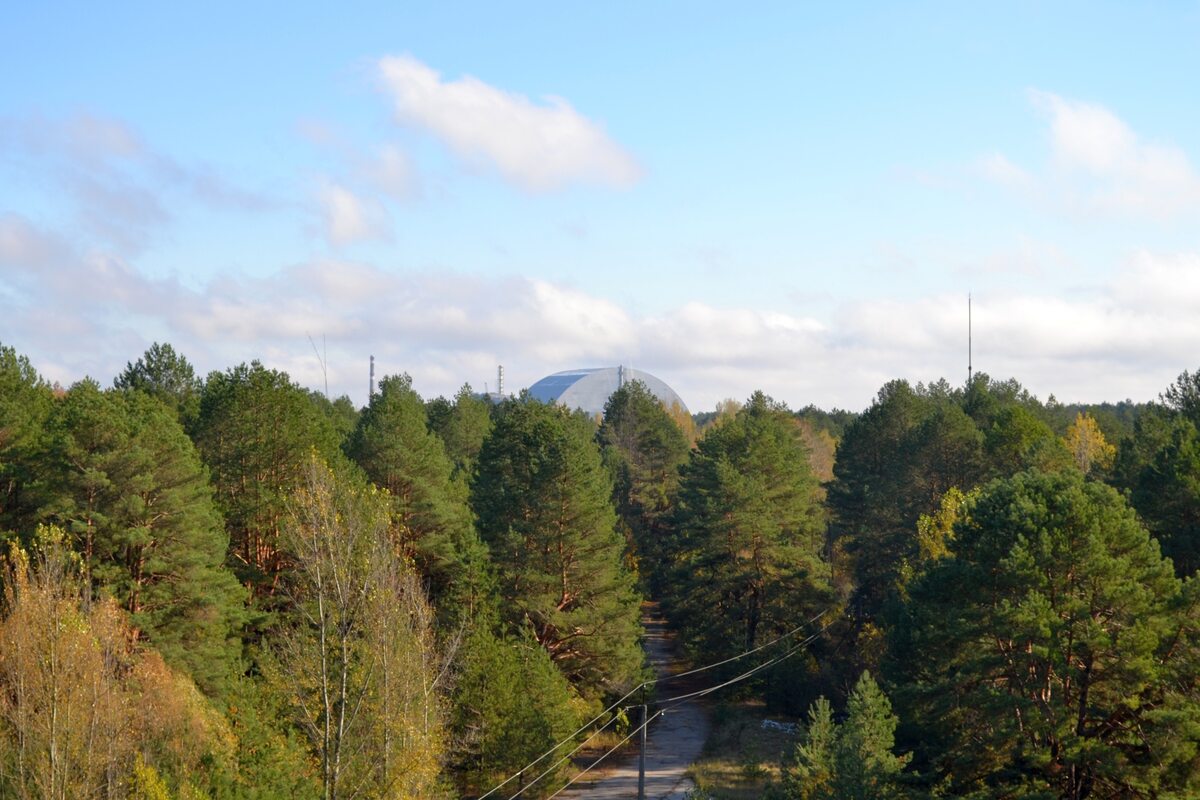 Widok na nowy sarkofag i blok IV 