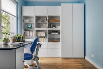 Dom z kobaltową sofą 