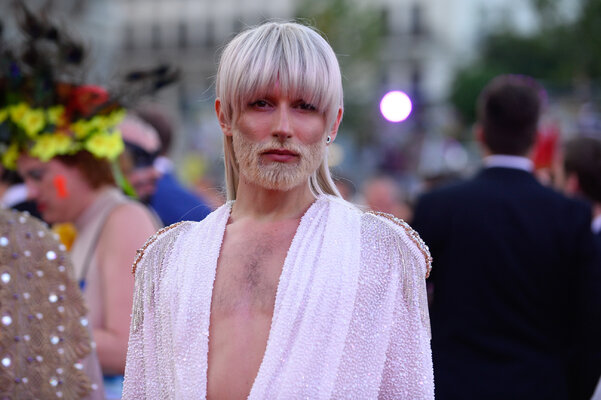 Miniatura: Niezwykłe przebrania na balu charytatywnym...