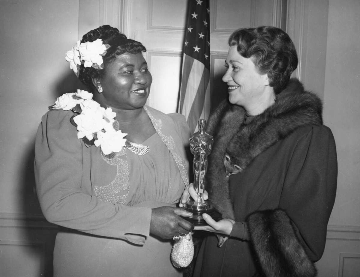 Hattie McDaniel i Fay Bainter 1940 rok. Hattie McDaniel, jako pierwsza Afroamerykanka w historii nagrody, otrzymała Oscara za drugoplanową rolę w filmie „Przeminęło z wiatrem”.