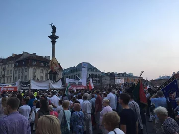 88. miesięcznica smoleńska. Nie brakuje kontrmanifestujących 