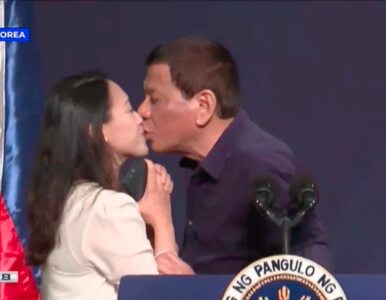 Miniatura: Prezydent pocałował pracownicę na scenie....