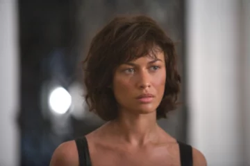 Olga Kurylenko jako Camille w filmie „Quantum of Solace” (2008) 