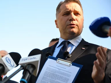 Miniatura: Spór o uchwałę ws. Wołynia. Czarnek...