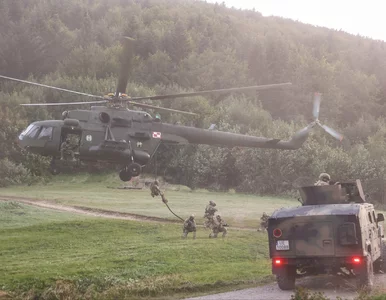 Miniatura: Znajduje się pod stałą opieką lekarzy,...