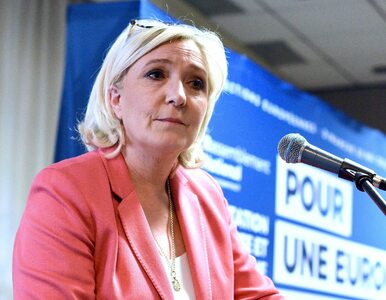 Miniatura: Marine Le Pen wykonała ręką gest „OK”....