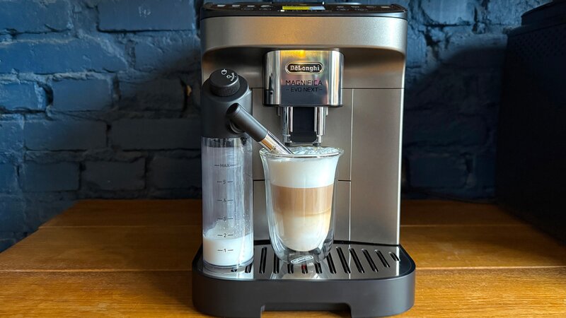System LatteCrema Hot w&nbsp;De&rsquo;Longhi Magnifica Evo Next tworzy gęstą, trwałą piankę o&nbsp;idealnej temperaturze &mdash; perfekcyjne caffe latte za&nbsp;każdym razem