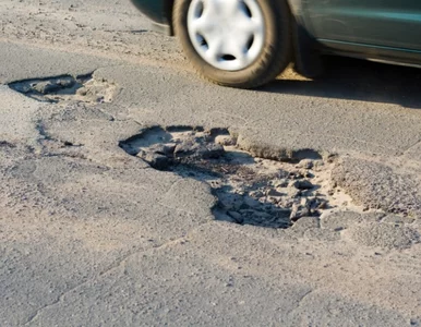 Miniatura: Dziury w drogach w Warszawie będzie...