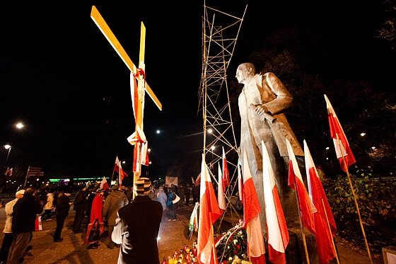 Pomnik Romana Dmowskiego - cel uczestników "Marszu Niepodległości" (fot. Jakub Czermiński)
