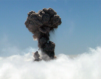 Miniatura: Wulkan stoi na drodze samolotów