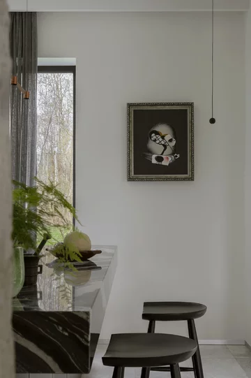Dom pod Krakowem zaprojektowany przez Martę Palę-Szczerbak (Minimoo) to przykład minimalistycznego wnętrza, w którym główną rolę odgrywają naturalne materiały i bliskość natury 