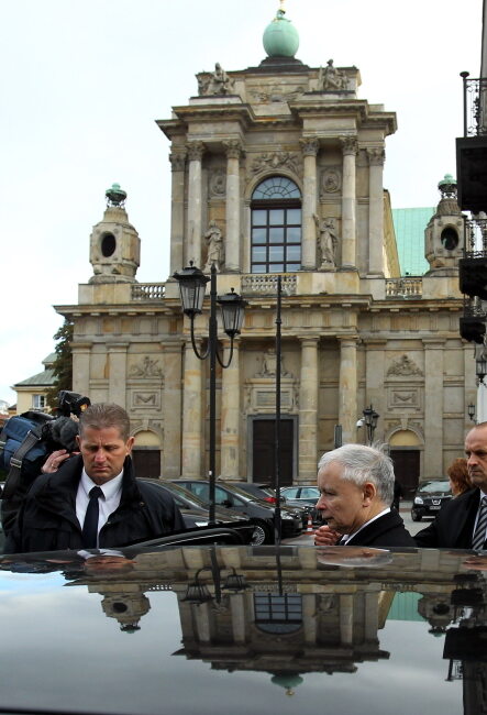 Jarosław Kaczyński na Krakowskim Przedmieściu (fot. PAP/Radek Pietruszka)
