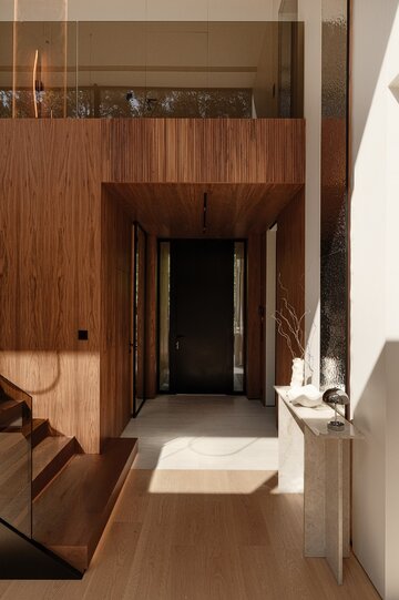 Dom pod Warszawą projektu SAAN Architects powstał jako spójna całość – od architektury bryły po wnętrza i najmniejsze detale wyposażenia 