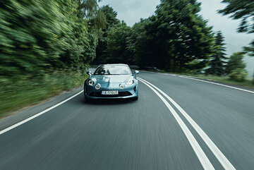 Szczepan Twardoch i&nbsp;Alpine A110S