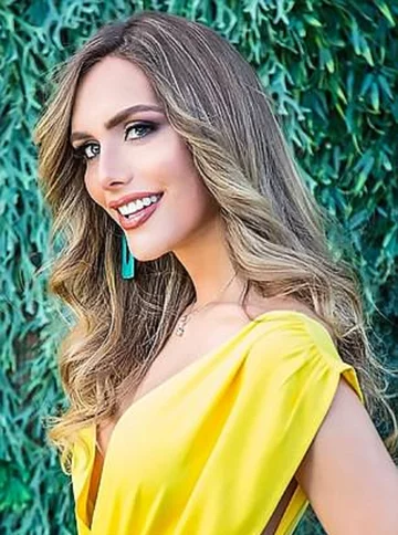 Angela Ponce 