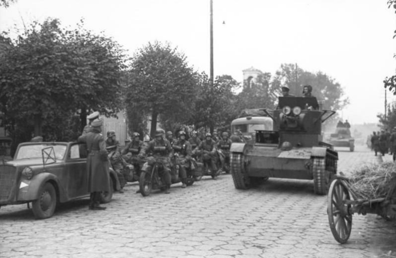 Żołnierze propagandowej kompanii Wehrmachtu i radzieccy pancerniacy w Brześciu 