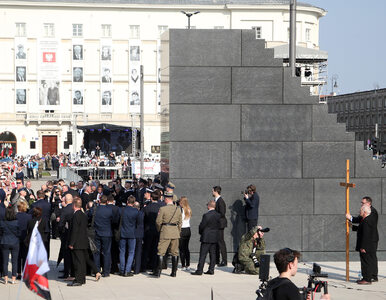 Miniatura: Pomnik Ofiar Tragedii Smoleńskiej słabo...