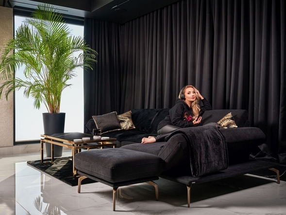 Tak mieszka piosenkarka Cleo. <br>Czarno-złoty styl glamour