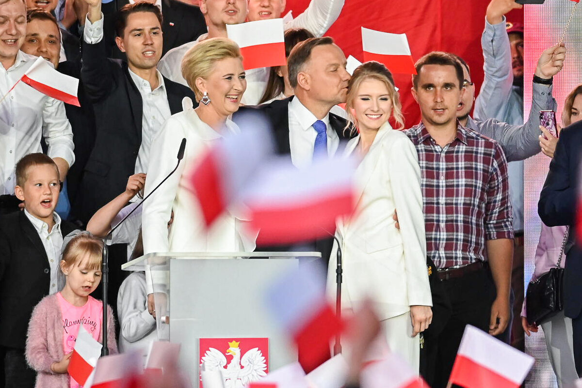 Andrzej Duda z rodziną na wiecu wyborczym 