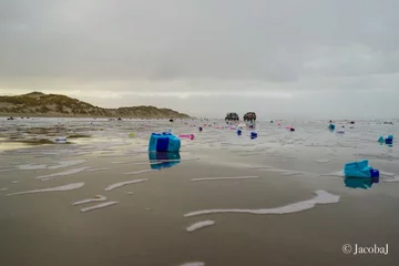 Kontenery wpadły do morza. Ludzie na wyspach znajdują "skarby" 