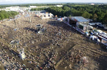 Przystanek Woodstock  z lotu ptaka &#8211; widok na scenę, fot. PAP/Lech Muszyński