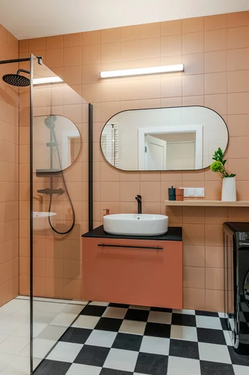 Niewielkie mieszkanie w energetycznych kolorach, projekt Deer Design 