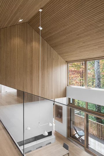 Drewniany dom w górach, projekt Thellend Fortin Architectes 