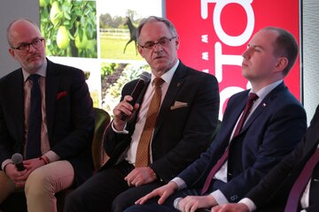 Jerzy Potocki z&nbsp;Instytutu Wolności Pawła i&nbsp;Marzeny Zakrzewskich, Prezydent Suwałk Czesław Renkiewicz, Adam Andruszkiewicz Sekretarz Stanu w&nbsp;Kancelarii Prezesa Rady Ministr&oacute;w
