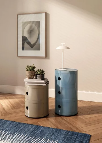 Componibili Anny Castelli Ferrieri, zaprojektowana w 1969 roku dla marki Kartell, powraca w sześciu kolorach. Charakterystyczna cylindryczna forma i przesuwne drzwiczki pozostają znakiem rozpoznawczym tego projektu 