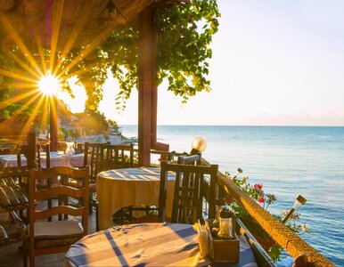 Miniatura: Morze, góry i piękne miasta. Turyści wciąż...