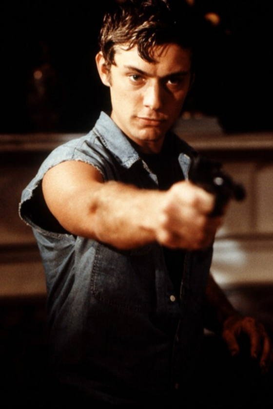 Jude Law w filmie „Północ w ogrodzie dobra i zła” (1997) 