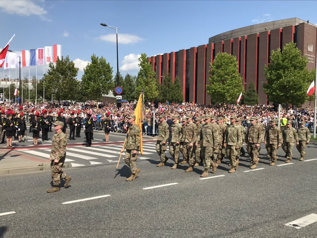 Ramię w ramię z żołnierzami Wojska Polskiego defilują żołnierze wojsk sojuszniczych, którzy na co dzień stacjonują w Polsce 