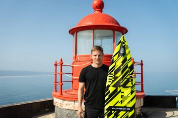 Sebastian Steudtner i&nbsp;deska surfingowa Porsche