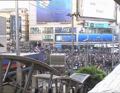 Miniatura: Tajlandczycy blokują ulice Bangkoku w...