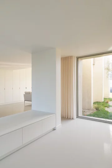 Waniliowy minimalizm w starym wiejskim domu, projekt (ma!ca) V2com, 2926-03, dom, minimalizm, beż
