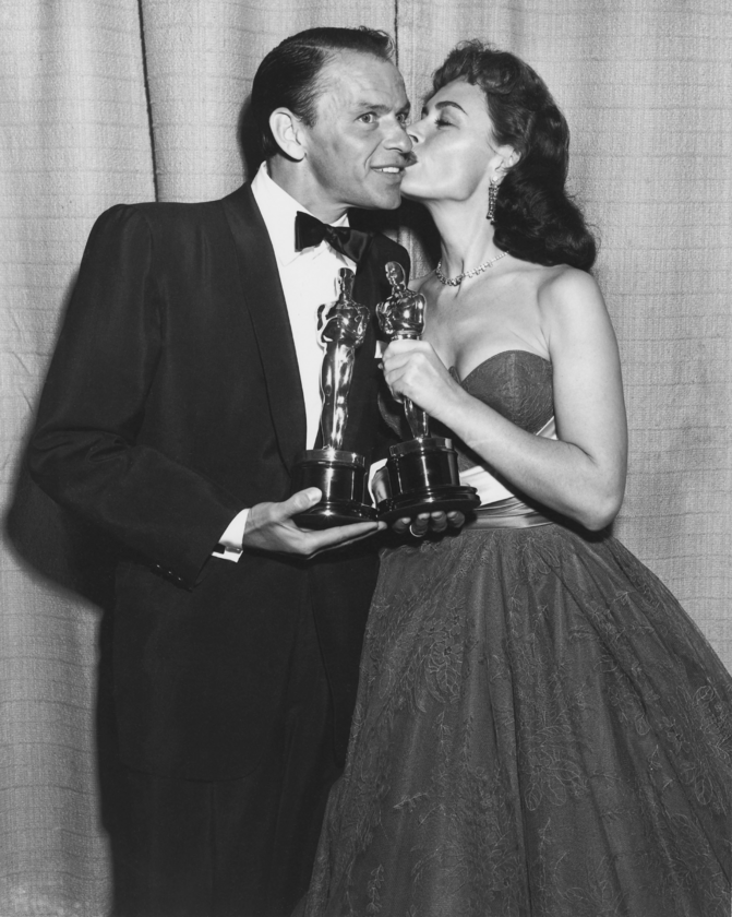 Frank Sinatra i Donna Reed 1654 rok. Frank Sinatra otrzymał nagrodę w kategorii najlepszy aktor drugoplanowy, Donna Reed dla najlepszej aktorki drugoplanowej za film „Stąd do wieczności”.