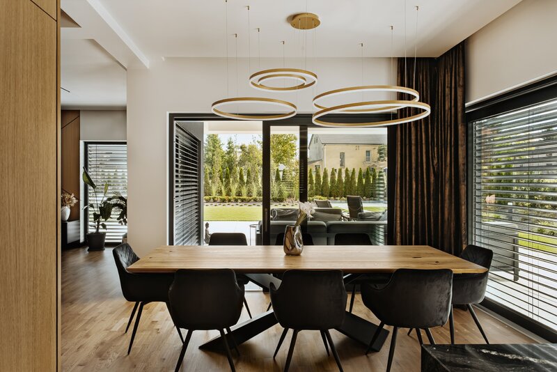 Nowoczesny dom w&nbsp;Katowicach projektu AVO Architekci &ndash; otwarta przestrzeń, kamień, drewno i&nbsp;czarne akcenty budują sp&oacute;jną całość