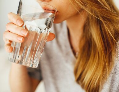 Miniatura: Ile szklanek wody dziennie pić, by być...