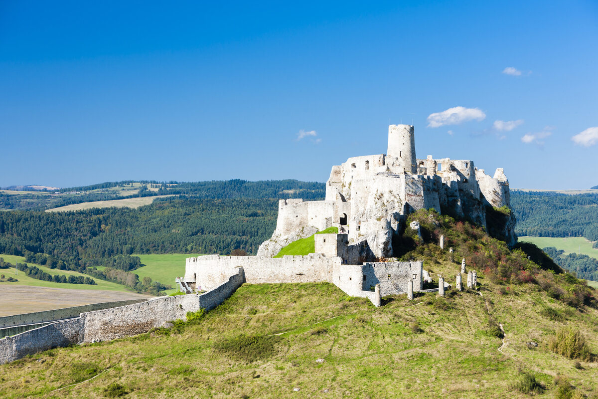Zamek Spiski, Słowacja Jeden z największych zamków w Europie, zajmuje powierzchnię około 4 hektarów. Po wielkim pożarze z XVIII wieku stał opuszczony. Obecnie jest jedną z najpopularniejszych atrakcji turystycznych kraju.