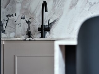 Apartament na Mokotowie zaprojektowany przez Agatę Kasprzyk-Olszewską z Loft Factory łączy codzienną funkcjonalność z francuską elegancją