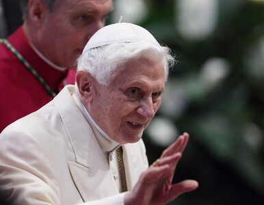 Miniatura: Benedykt XVI żegna się z wiernymi....