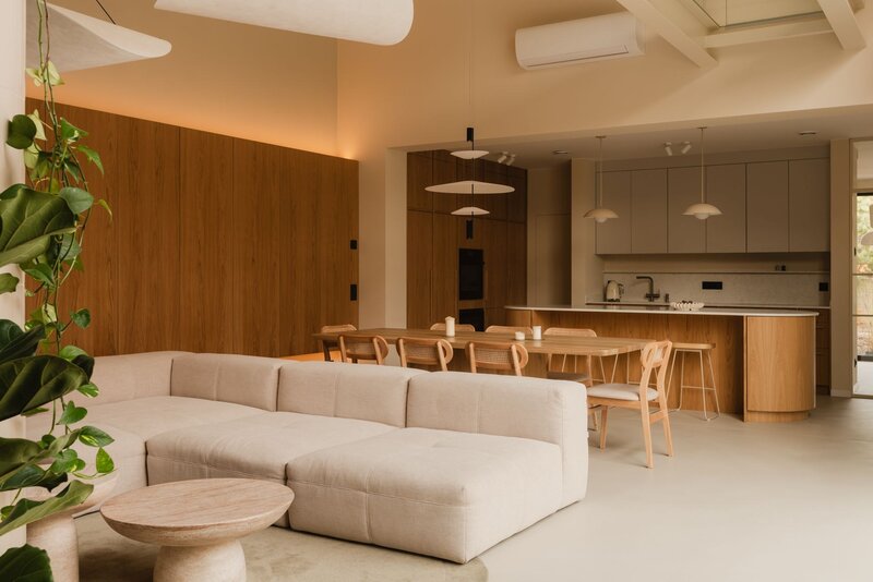 Dom na&nbsp;skraju lasu w&nbsp;Oławie zaprojektowany przez pracownię Habitat. Naturalne materiały, jasne drewno, mikrocement i&nbsp;światło dzienne tworzą spokojne, nowoczesne wnętrze będące przedłużeniem otaczającej przyrody