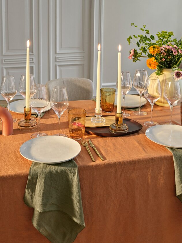 Wiosenna aranżacja stołu w stylu skandynawskim 
