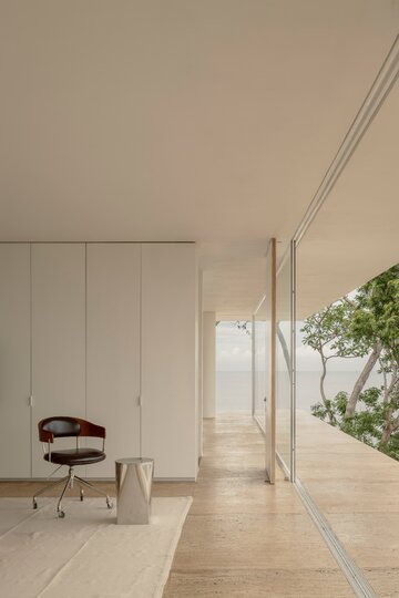 Casa Malonic w Zihuatanejo zaprojektowana przez HW Studio. Prosta biała bryła, okrągły dziedziniec i otwarcie na otaczający krajobraz tworzą spójną, wyciszoną architekturę 