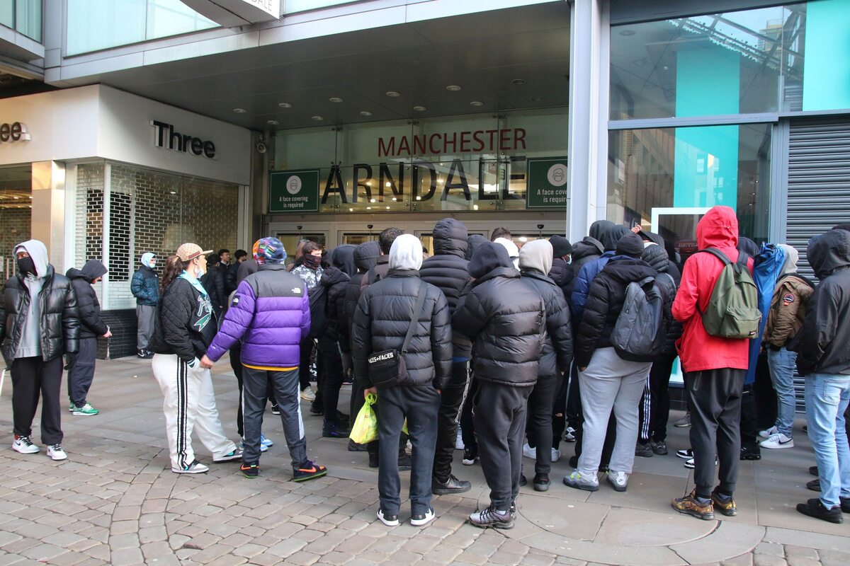 Oczekujący na otwarcie sklepu w Manchesterze 