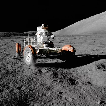 Eugene Cernan robi krótki test pojazdu księżycowego LRV na równinie Taurus-Littrow 