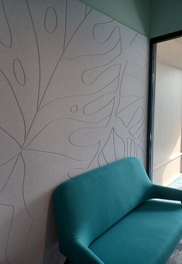 Akustyka w&nbsp;miejscu pracy. Szary panel akustyczny marki Zintra z&nbsp;oferty Muraspec. Indywidualny wz&oacute;r. Realizacja biurowa. Projekt: pracownia MUSU