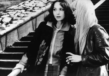 Kadr z filmu „Skradziona kolekcja” 1979. Kadr z filmu „Skradziona kolekcja” w reżyserii Jana Batorego, n/z od lewej: Elżbieta Starostecka, Izabella Dziarska.