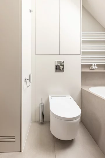Projekt domu pod Warszawą autorstwa pracowni Decoroom to współczesna interpretacja stylu japandi — pełna naturalnych materiałów, miękkich form i spokojnej, harmonijnej kolorystyki 