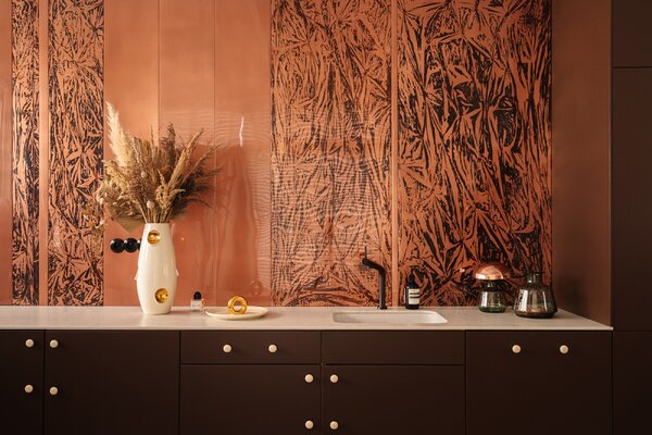 Miniatura: Patynowana miedź we wnętrzu